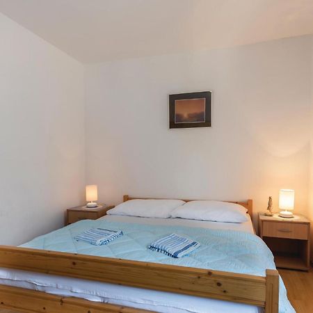 Awesome Apartment In Njivice With Kitchen Bagian luar foto