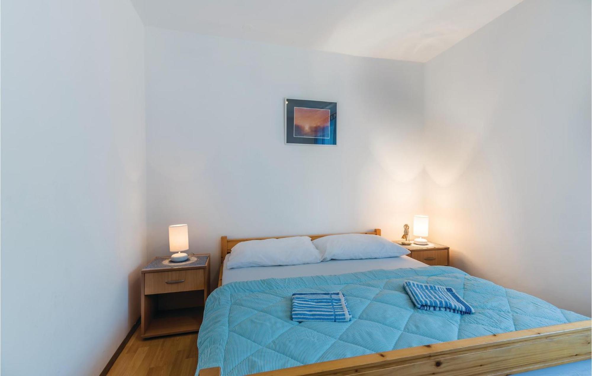 Awesome Apartment In Njivice With Kitchen Bagian luar foto