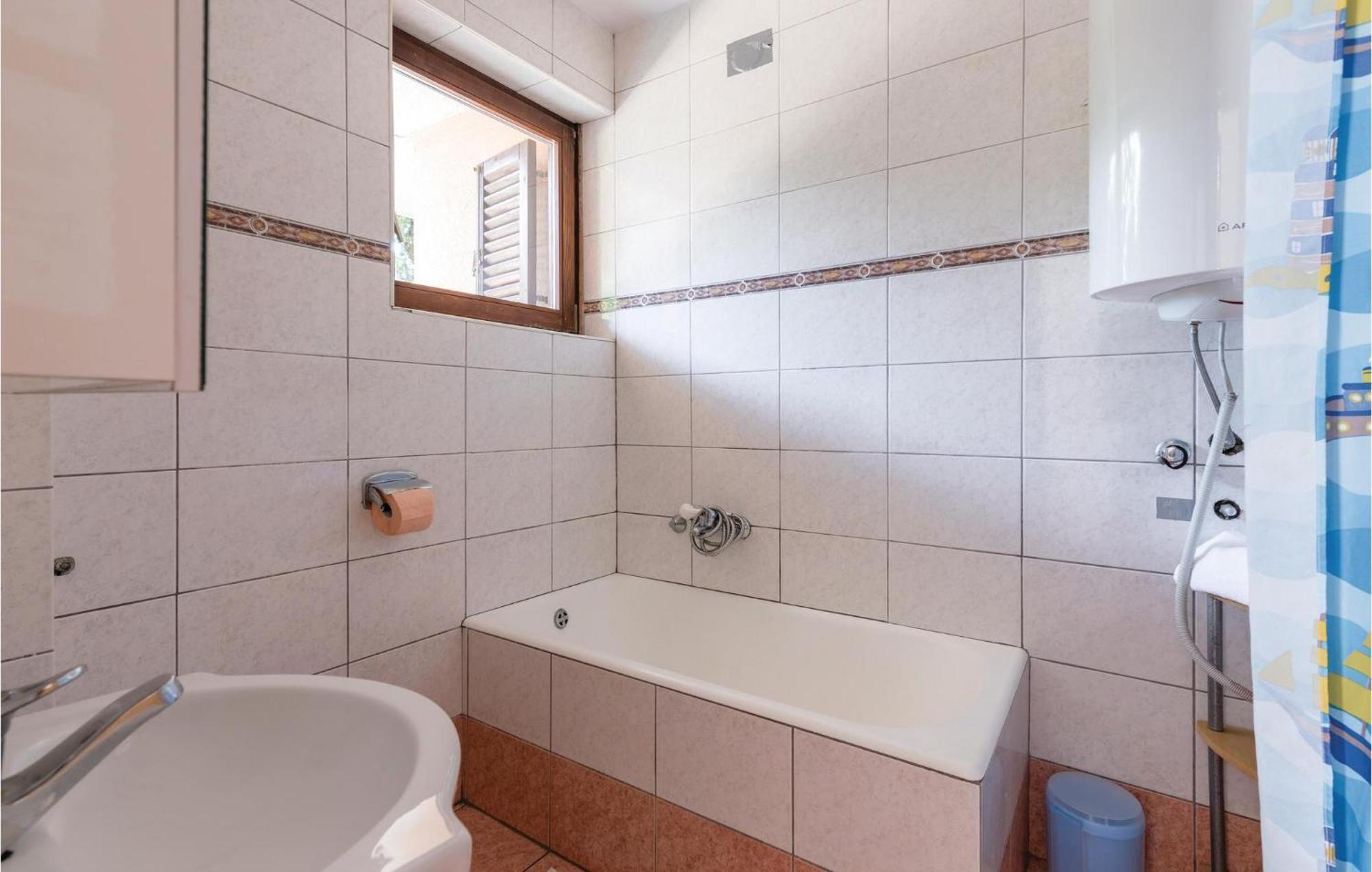 Awesome Apartment In Njivice With Kitchen Bagian luar foto